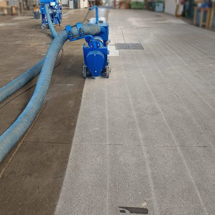 Grenaillage de sol industriel en gros plan pour une surface préparée avant application de résine