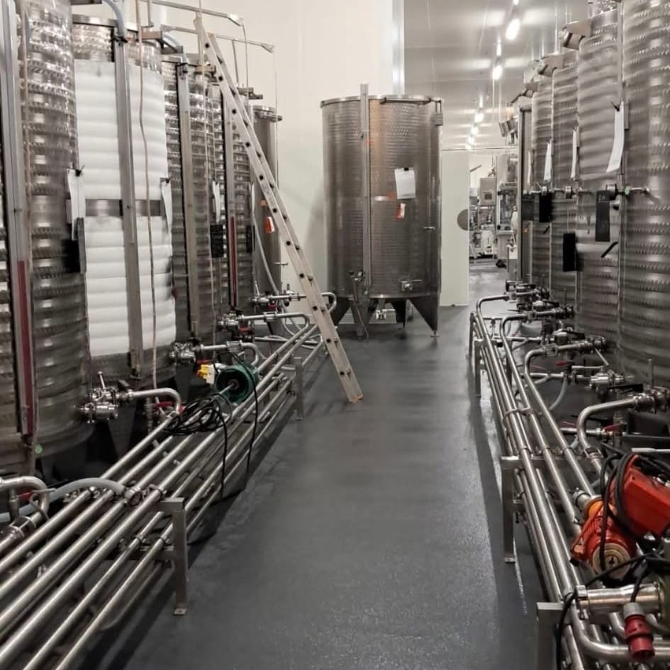 Cuves en inox dans un environnement industriel avec sol en résine agroalimentaire RAR SOL