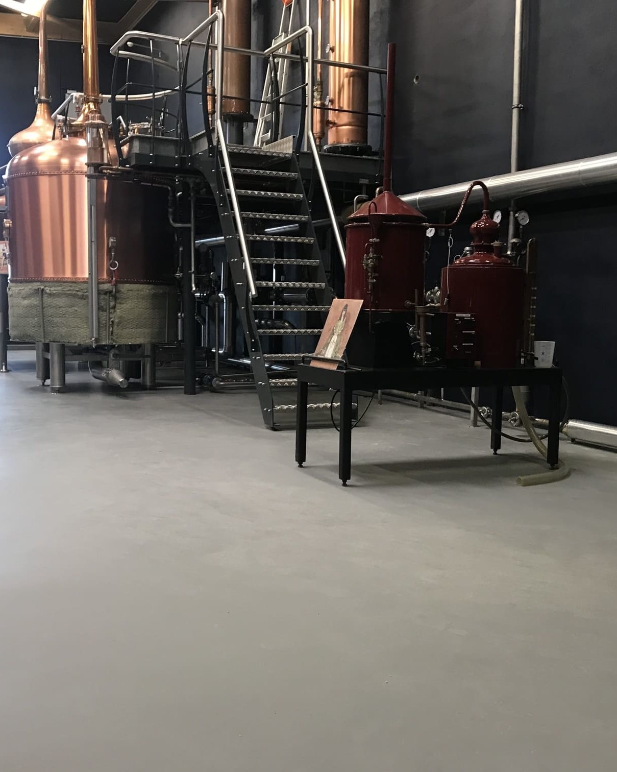 Résine UCRETE DP10 appliquée dans une distillerie pour un sol résistant et sécurisé