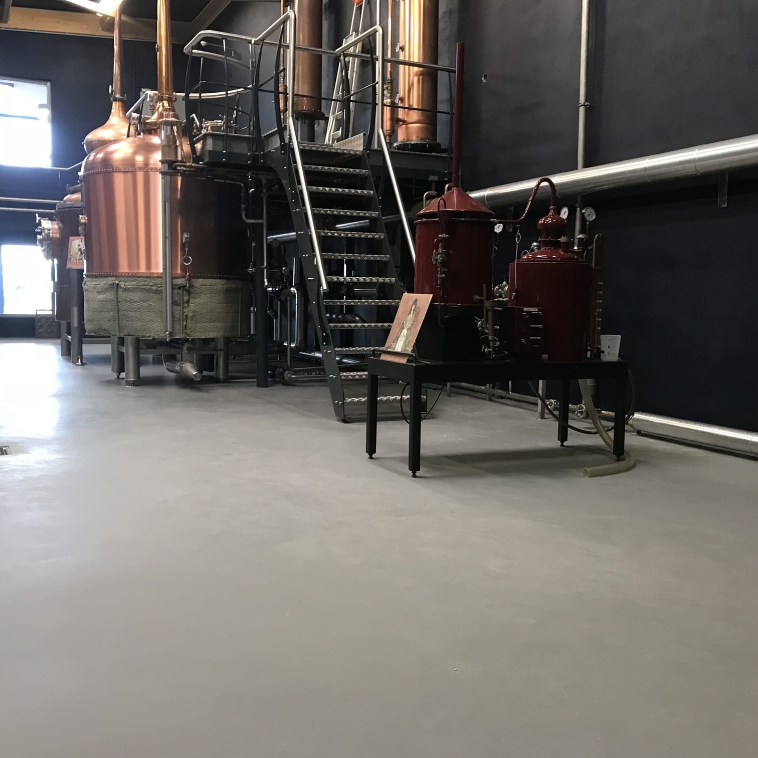 Résine UCRETE DP10 appliquée dans une distillerie pour un sol résistant et sécurisé