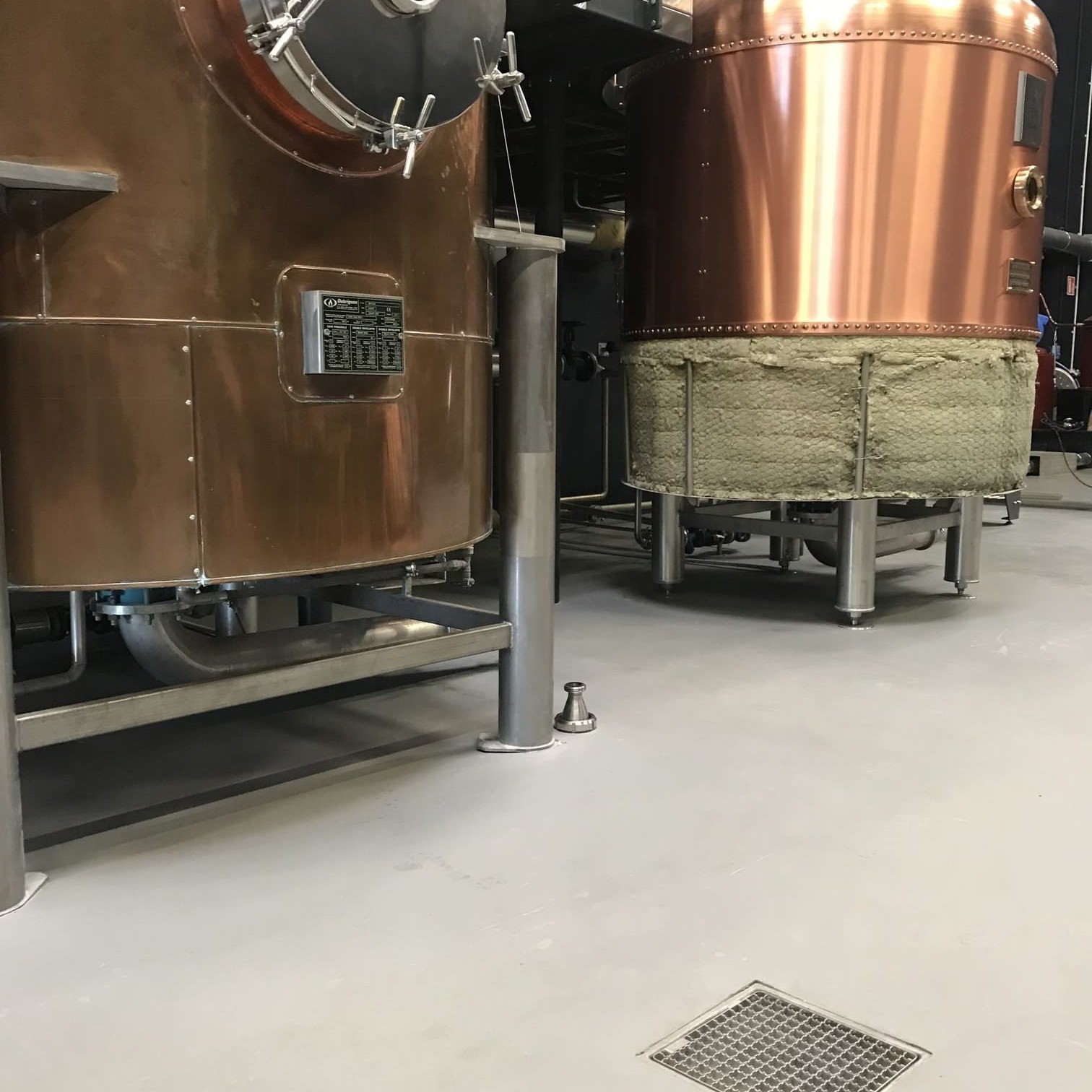 Résine UCRETE DP10 appliquée dans une distillerie pour un sol antidérapant et résistant aux produits chimiques
