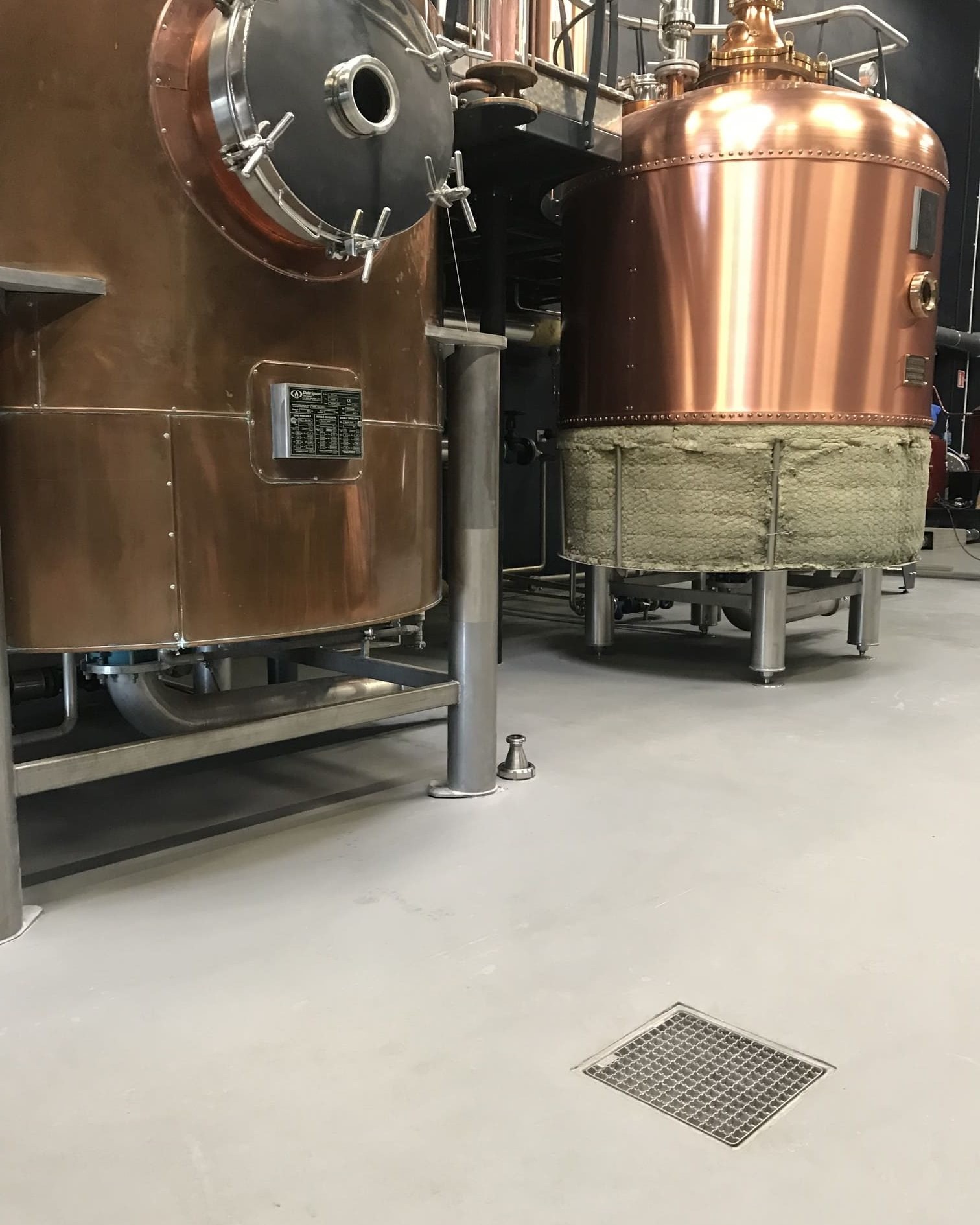 Résine UCRETE DP10 appliquée dans une distillerie pour un sol antidérapant et résistant aux produits chimiques