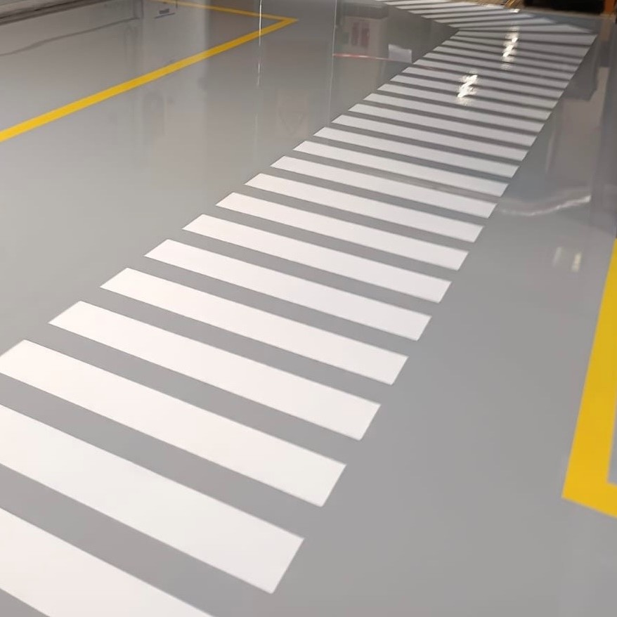 Peinture de signalétique au sol pour marquage industriel et sécurisation des espaces